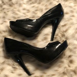 Patent peep toe pump